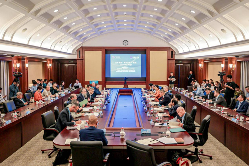 李雅芳出席2025思想者論壇